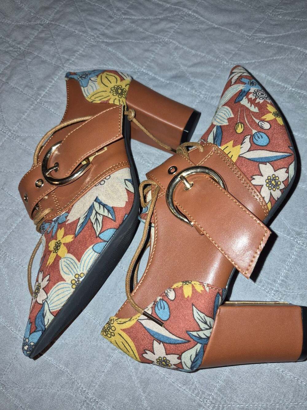 Vintage Style Floral Fabric and Faux Leather Lace-Up Oxford Block Heels with Buc - Picture 5 of 7